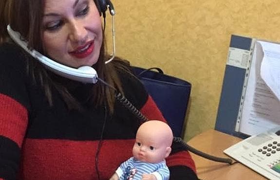 Una madre indignada con Carolina Bescansa lleva un muñeco al trabajo y revoluciona Facebook