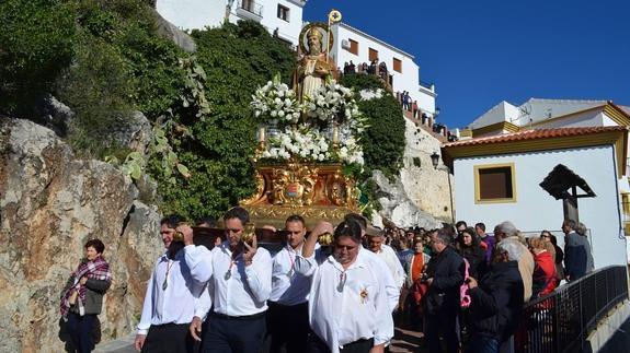 La imagen del santo ha recorrido las empinadas calles del pueblo.