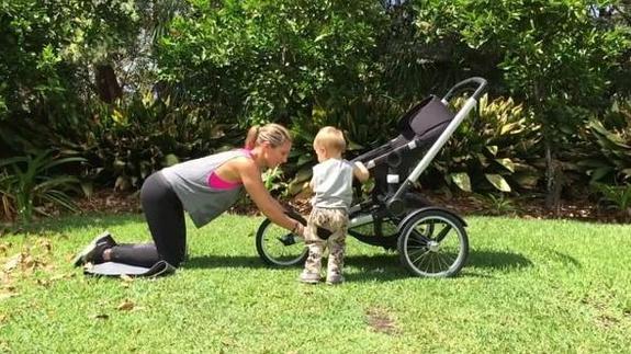 Elsa Pataky realiza diversos ejercicios con el carrito de sus hijos