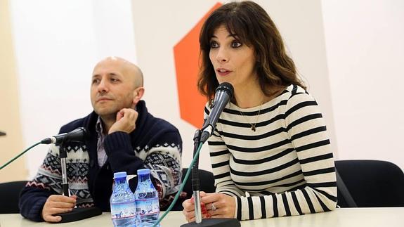 Maribel Verdú, acompañada de Luis Alegre, ayer en el ciclo ‘Palabras mayores’. 