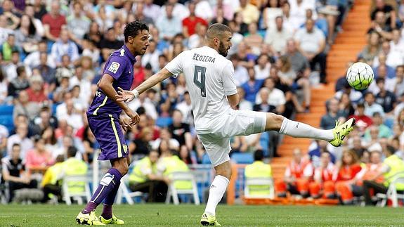 Weligton y Benzema, en una jugada del partido de ida en el Bernabéu.  