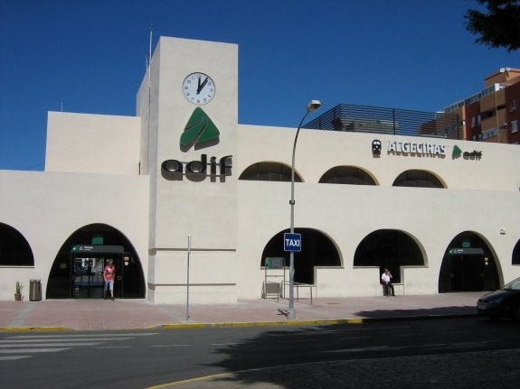 Fachada de la estación de ferrocarril de Algeciras. :: sur
