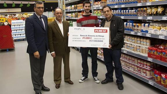 Un momento de la entrega del cheque. 
