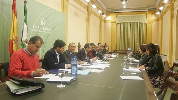 Los integrantes del consejo rector de La Cónsula, en la reunión. 