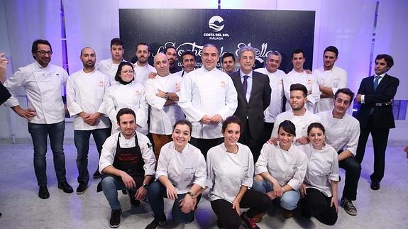 Prestigiosos cocineros con Elías Bendodo anoche en Madrid.