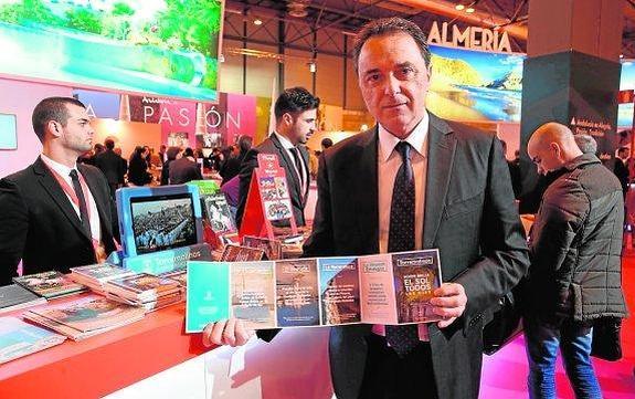 El alcalde de Torremolinos, José Ortiz, ayer en el expositor de Turismo Costa del Sol. 