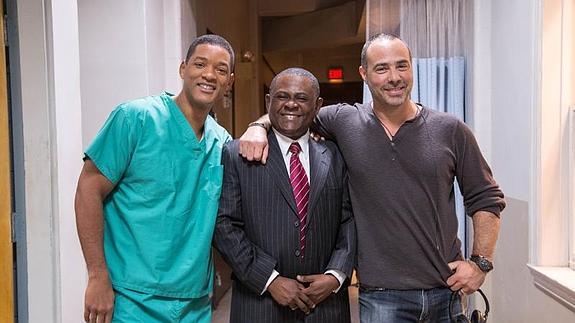de izquierda a derecha, Will Smith, el doctor Bennet Omalu y el director de la película Peter Landesman