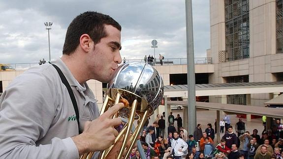 Cabezas besa el trofeo de la Copa conquistado en febrero de 2005 en Zaragoza.