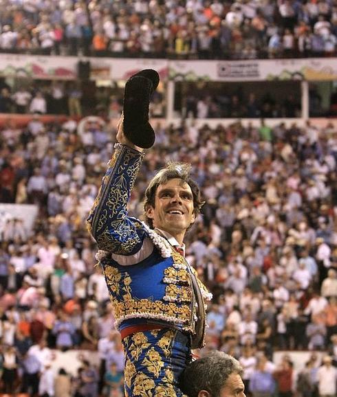 José Tomás saluda al tendido al salir a hombros, en mayo de 2015, en Aguascalientes. 