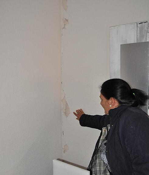"Ha sido horrible. Notamos un crujido tremendo y vimos la pared de nuestro salón agrietada"