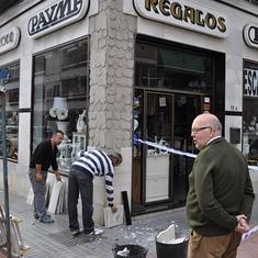 Desperfectos ocasionados por el terremoto en la fachada de la tienda de regalos Payma de Vélez-Málaga.
