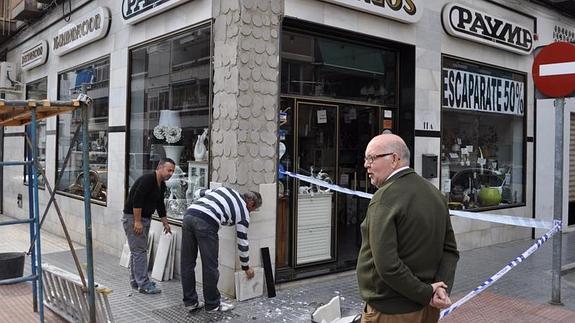 El terremoto provoca daños en la fachada de una tienda en Vélez y una grieta en un edificio de Torre del Mar