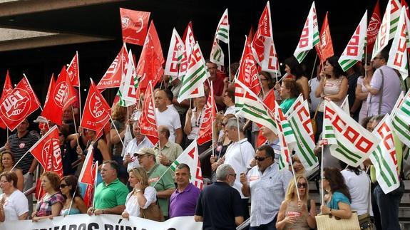Imagen de una protesta sindical contra el recorte de empleo público en el edificio negro de la Junta.