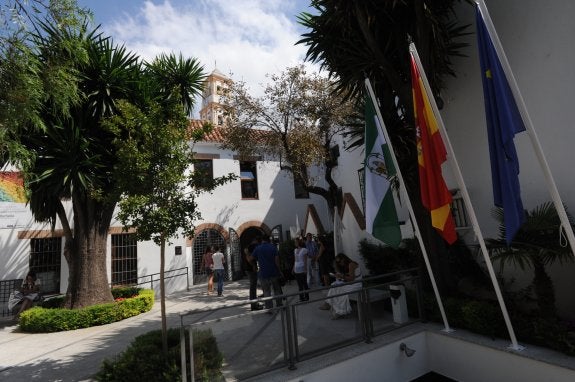 El aula universitaria de la UNED en Marbella, dependiente del centro asociado de Málaga, se localiza en el Hospitalillo. 