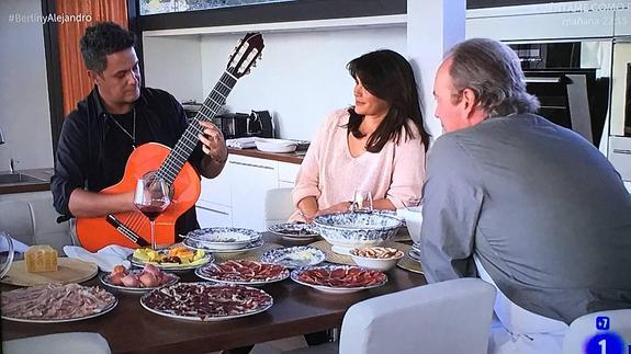 Alejandro Sanz, con Bertín Osborne y su mujer en el programa de éste en La 1. 