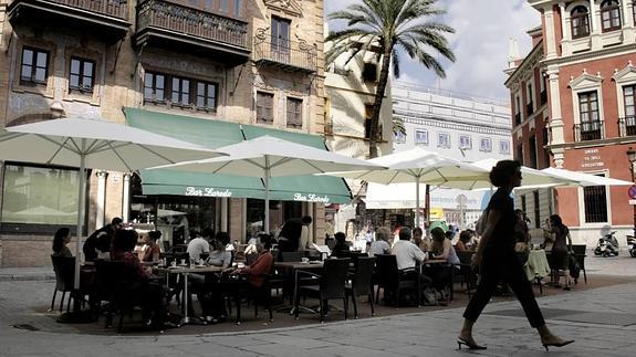 Imagen de archivo de una terraza en Sevilla, donde las terrazas son también objeto de debate.