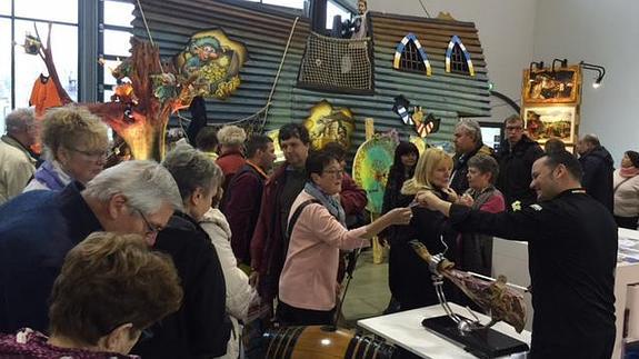 Expositor dedicado a El Pimpi, donde se reparte jamón y vino Málaga Virgen. 