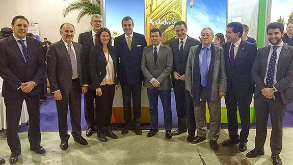Javier Hernández, Miguel Sánchez, Beate Zwerenz,Roland Zwerens, el embajador García-Berdoy, Manuel Molina, José Ortiz, Serafín Quero, Ramón Jiménez y Pablo Gonzalo, en el expositor de Andalucía 