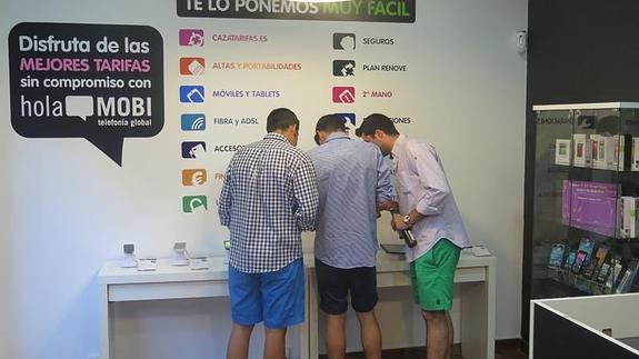 Interior de una tienda de holaMOBI. 