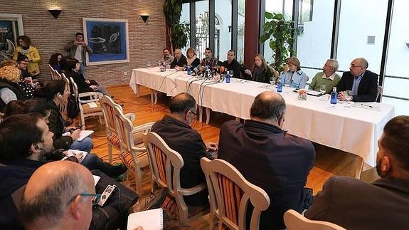 Rueda de prensa reciente de trabajadores, alumnos y portavoces de los partidos políticos.