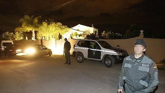Agentes inspeccionan la finca tras la muerte de dos hombres.
