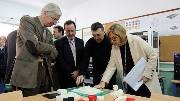 Adelaida de la Calle, con objetos fabricados con una impresora 3D en el Politécnico Jesús Marín. 