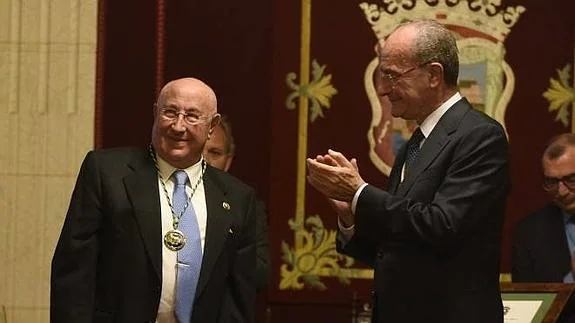 Federico Romero, con la Medalla de Oro de la Ciudad, recibe el aplauso del alcalde en la entrega de la distinción. 