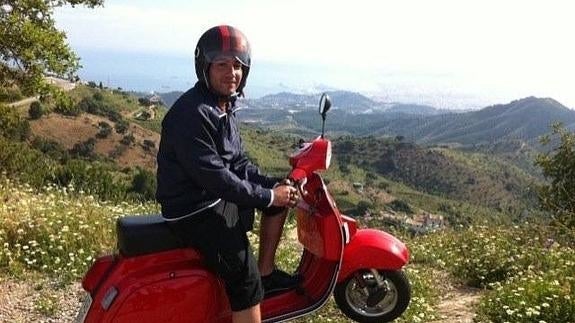Pepe y su vespa, en la carretra de Los Montes de Málaga.