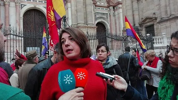 Elena Cortés, atiende a los medios.