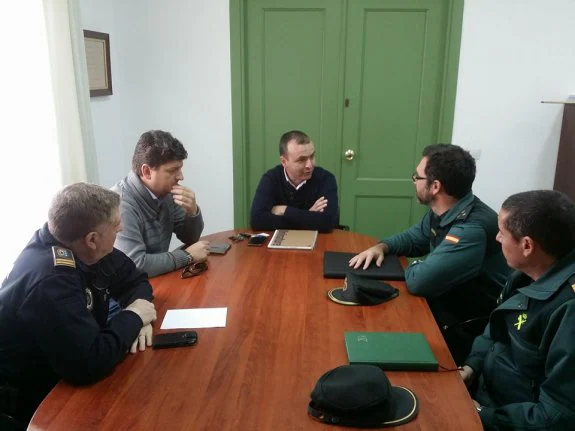 Reunión mantenida entre el alcalde y miembros de la Guardia Civil. :: L. P.
