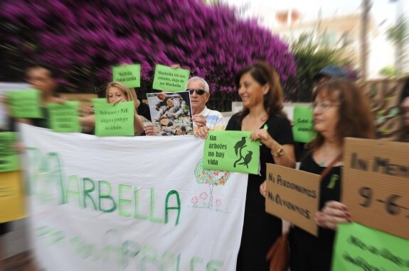 Una de las protestas de la plataforma 'Marbella por sus árboles'. :: Josele-Lanza
