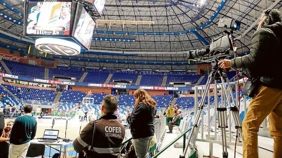 Voluntarios, técnicos de televisión y personal de seguridad, preparados antes de un partido 