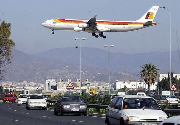 Un avión de Iberia despega del aeropuerto de Málaga.