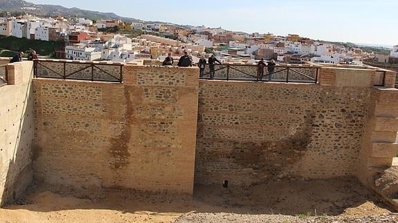Vélez rehabilita un nuevo tramo de la muralla de la Fortaleza