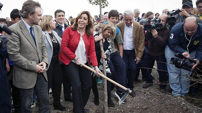 Susana Díaz, ayer con el consejero de Medio Ambiente, José Fiscal. 