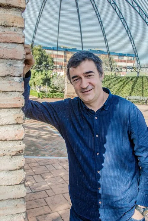 Enrique Viguera posa para Crónica en el Jardín Botánico de la UMA :: f. torres
