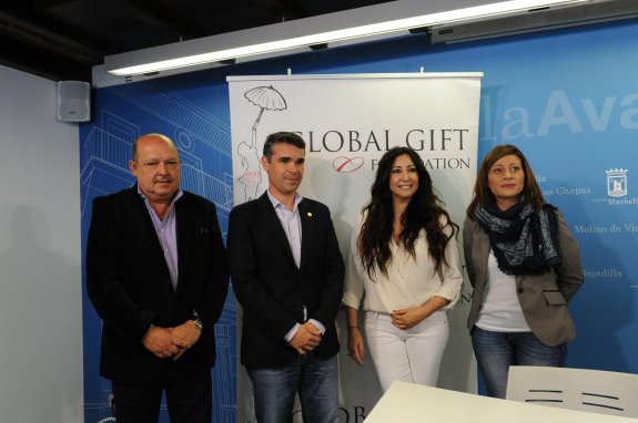 El responsable de Turismo, Miguel Luna, el alcalde José Bernal, María Bravo y la edil Victoria Morales. 