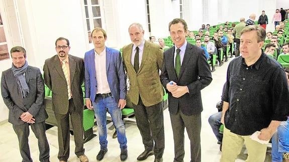 González, Cortés, Arnau, Zubizarreta, Valdano y Segurola, ayer antes de la charla. 