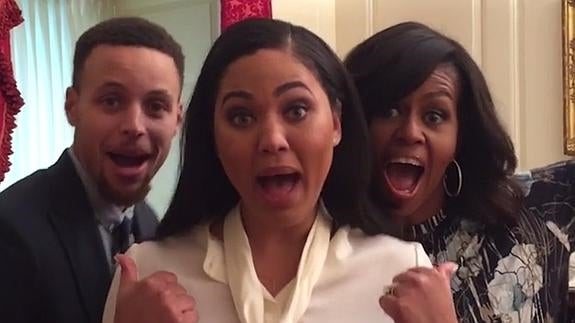 Ayesha Curry, en primer plano, y detrás Michelle Obama y el jugador de baloncesto. 