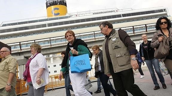 Cruceristas vuelven al barco tras visitar la ciudad de Málaga