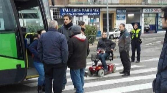 El Langui bloqueó con su silla el paso de un autobús