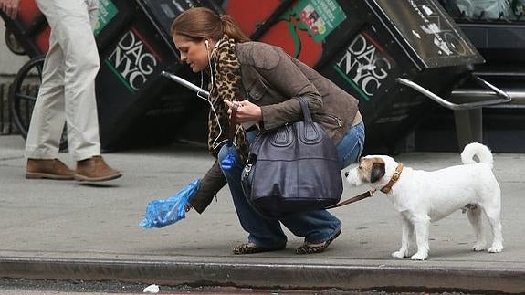 La imagen de la Princesa recogiendo los excrementos de su perro en Nueva York