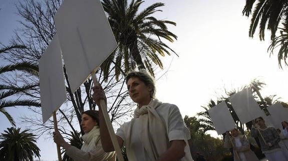 Anne Collod, en el centro, portando una de las pancartas blancas que simbolizaron la protesta colectiva en su ‘performance’ de ayer 