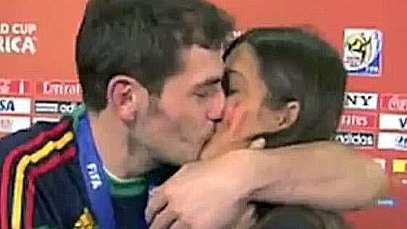 El aplauso de Felipe y Letizia al beso de Iker Casillas y Sara Carbonero