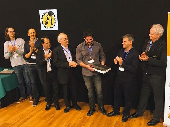 Olmedo recibe el premio a mejor mago. :: a. j. g.
