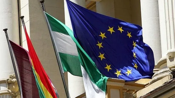 Banderas europea y andaluza en un balcón oficial.