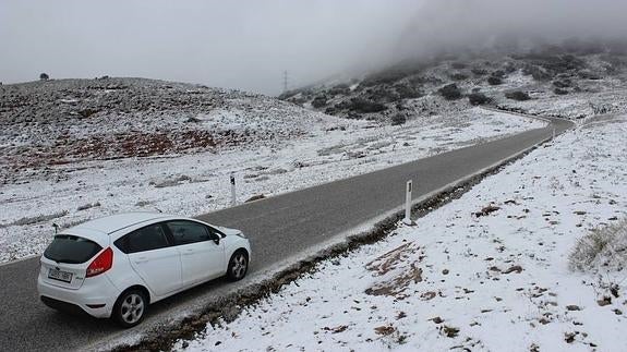Aspecto que presentaba ayer por la mañana la carretera de Ronda a El Burgo, cerca del Puerto del Viento