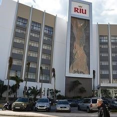 Las obras han cambiado el diseño de la fachada principal, con elementos en acero y color blanco