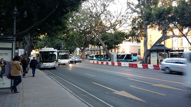 Las paradas de la EMT deberán mantenerse en la acera norte. 