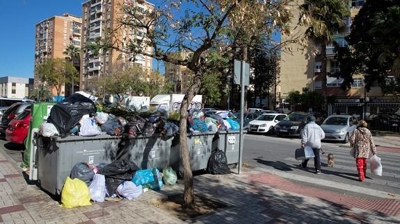 Basura acumulada en la calle del Alcalde Joaquín Alonso en la capital. 